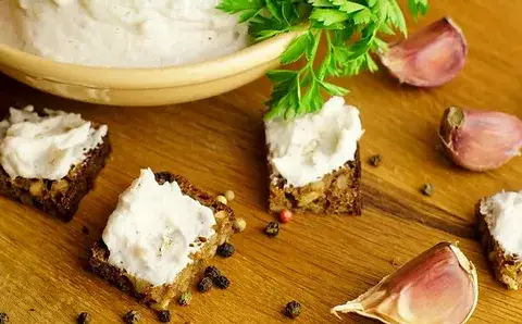 Шпик Домашний бутербродный с чесноком