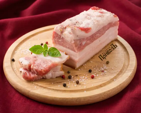 Грудинка с чесноком и зеленью